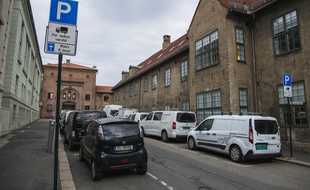 Des voitures garées dans une rue d'Oslo, la capitale norvégienne, le 30 avril 2019.