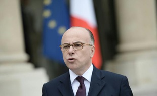 Le ministre de l'Intérieur Bernard le 12 avril 2016 dans la cour de l'Elysée à Paris
