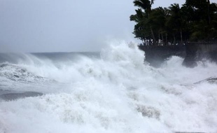 Une plage de Saint-Denis de la Réunion balayée par le vent le 1er janvier 2014
