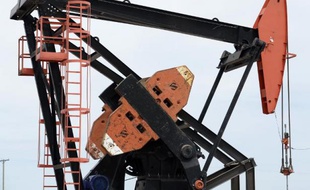 Un derrick sur un puits de pétrole en Argentine