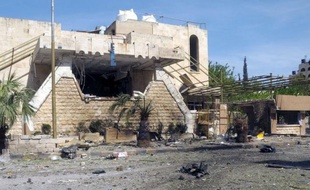 L'aviation a mené dimanche un raid sanglant contre un village kurde du nord-est de la Syrie tuant au moins 16 personnes tandis qu'à Deraa, berceau de la révolte contre le régime de Bachar al-Assad, régime et rebelles s'accusent d'avoir endommagé une mosquée historique.