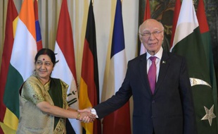 Poignée de mains entre la ministre indienne des Affaires étrangères Sushma Swaraj (g) et le conseiller pakistanais aux affaires extérieures Sartaj Aziz, le 9 décembre 2015 à Islamabad