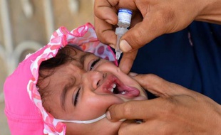 Un enfant se fait administrer un vaccin, le 20 mai 2014.