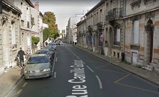 L'accident entre une moto et une voiture a eu lieu à hauteur du 246 rue Camille Godard à Bordeaux.