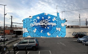 "Prends le temps", la fresque réalisée par le graffeur Tilt et l'artiste Malick Simple en hommage au rappeur DF Le Mr Chill, tué par un chauffard.