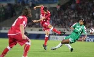 Sortià la mi-temps, Yoann Gourcuff souffre d'une contracture à la cuisse gauche.