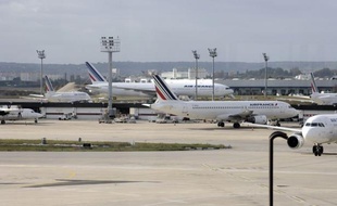 De premières fissures sont apparues au troisième jour, lundi, de la grève des stewards et hôtesses d'Air France avec la sortie du mouvement de deux syndicats minoritaires, la CFDT et la CFTC, autorisant ainsi la direction à programmer mardi plus de 90% des vols.