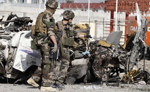 Des soldats français arrivent sur les lieux de l'attentat dans la capitale afhgane, le 18 septembre 2012