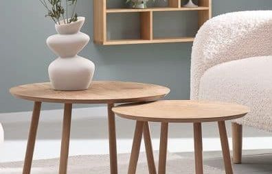 Le petit mobilier qu’il vous faut : 2 tables gigognes scandinaves à 30 € chez JYSK pour transformer votre salon