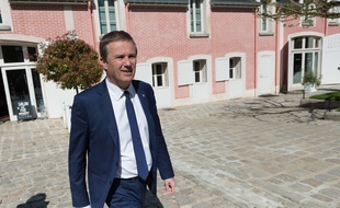 Nicolas Dupont-Aignan faisait visiter Yerres, sa commune, à la presse le 12 avril 2017.