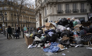 Des ordures sur un trottoir à Marseille, le 23 décembe 2020.