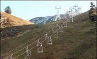Les stations de sports d'hiver des Alpes françaises ont rarement eu aussi chaud durant un automne et manquent cruellement de neige en ce début décembre mais elles gardent leur sang-froid et attendent des jours meilleurs d'ici aux juteuses vacances de fin d'année.