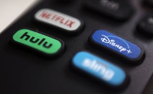 Les Français abonnés aux plateformes de streaming vidéo y consacrent 15 euros par mois, selon un rapport du CSA et d'Hadopi publié le 8 mars 2021.