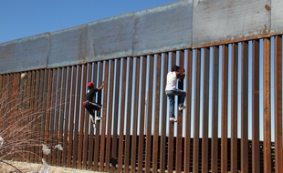 Des enfants s'amusent à escalader la clôture à la frontière mexicano-américaine à Ciudad Juarez, le 26 janvier 2017.