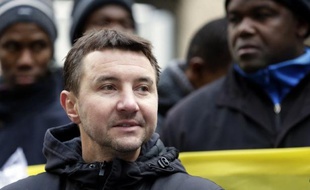 Olivier Besancenot, porte-voix du Nouveau parti anticapitaliste (NPA), a demandé dimanche à Jean-Luc Mélenchon "d'assumer d'être dans l'opposition" et lui a reproché d'être "en train de donner dans le souverainisme".