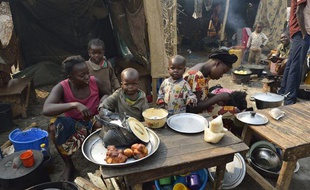 Des civils centrafricains dans un camp de déplacés à proximité de l'aéroport de Bangui, le 15 janvier 2014.