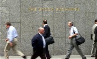 La City de Londres, temple de la finance européenne, risque de subir des dommages collatéraux de la tourmente qui a secoué les marchés et qui pourrait affecter les revenus des employés du secteur, voire menacer l'emploi et l'immobilier.