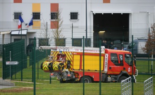 Un camion de pompiers devant le centre pénitentiaire de Condé-sur-Sarthe, le 5 mars 2019.