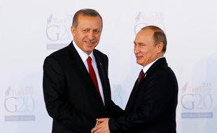 Le Président turc Recep Tayyip Erdogan (à gauche) et le Président Russe Vladimir Poutine, se serrent la main au sommet du G20 à Antalya, le 15 novembre 2015