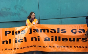 Les associations de victimes d'AZF ont symboliquement déplié leurs banderoles devant le centre de retransmission du procès.