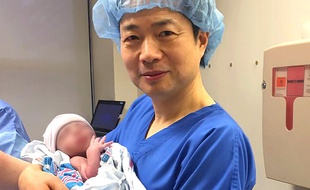 Le Dr. John Zhang du New Hope Fertility Center.