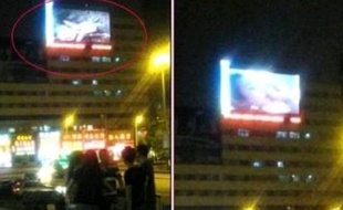 Capture d'écran du film diffusé près de la gare de Jilin.