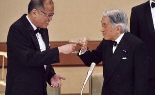 Le président philippin Benigno Aquino III (G) et l'empereur Akihito du Japon portent un toast pendant un dîner d'Etat organisé au Palais de Tokyo, le 3 juin 2015