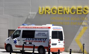 Une ambulance devant les urgences du CHU de Nantes (illustration