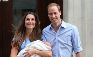 La duchesse et le duc de Cambridge avec le prince George à la sortie de la maternité en 2013