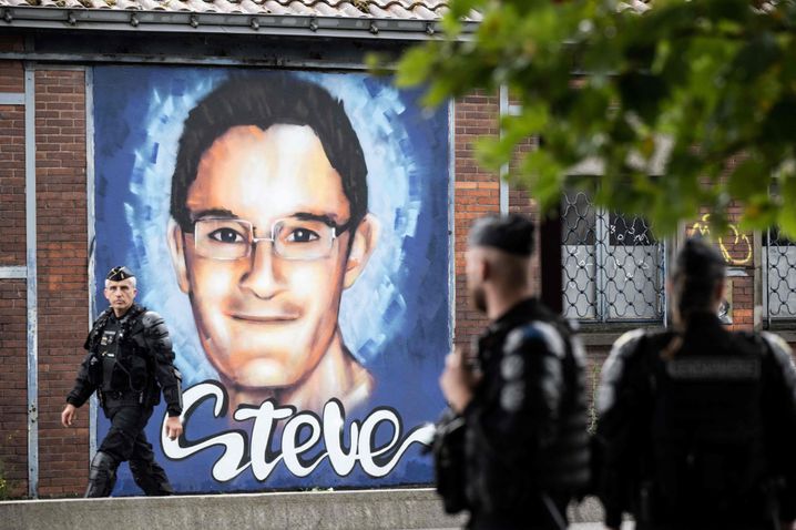 Un portrait de Steve Maia Caniço avait été peint sur un mur de Nantes, où le jeune était décédé en 2019 en marge de la Fête de la musique.