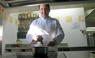 Sylvain Guillemot dans les cuisines de son restaurant, un ancien bar-hôtel station-service.