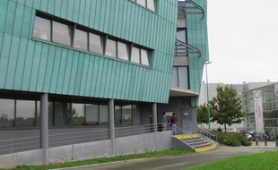 Une minute de silence a été respectée ce lundi midi dans le hall d'accueil de la faculté.