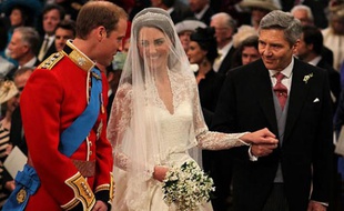 C'est Michael, ancien employé de la British Airways, qui a emmené la future mariée à l'autel.