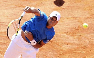 Jo-Wilfried Tsonga contre John Isner en Coupe Davis le 8 avril 2012 à Monaco.