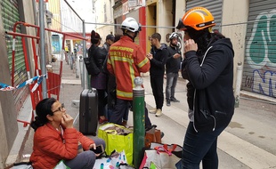 Une mère et sa fille discutent après avoir pu entré dans leur appartement rue Jean-Roque à Marseille