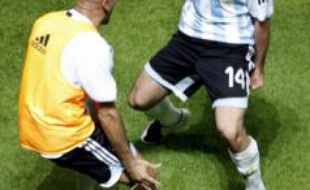Javier Mascherano, de l'équipe d'Argentine, célèbre son but à la Copa America avec Juan Sebastian Veron.
