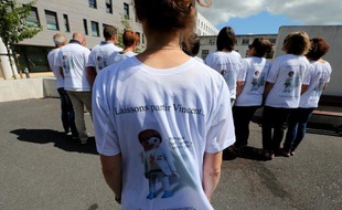 Des membres d'un collectif d'anciens camarades de promotion de l'école d'infirmier de Laon où Vincent Lambert a étudié manifestent devant l'hôpital de Reims où il est soigné pour qu'on "le laisse partir", le 27 juin 2015