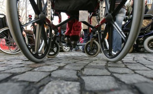 Des personnes en fauteuil roulant manifestent à l'appel de neuf associations de handicapés, le 12 décembre 2006 à Paris