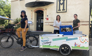 Amel M'Sadek, Hélène Pecoil et Sophie Gimenez collectent les déchets alimentaires des cafés, hôtels et restaurants de Rennes à vélo.