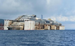 L'épave du Costa Concordia, le 21 juillet 2014 sur l'île du Giglio en Italie, à la veille de son remorquage prévue pour Gênes