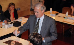 Le président de l'association Draveil Villages, Philippe Brun, s'est dit "scandalisé" par l'investiture de Georges Tron et a annoncé sa candidature dissidente aux législatives dans la 9e circonscription de l'Essonne.