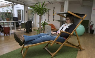 Une femme assise dans une chaise longue avec son ordinateur portable à l'espace de coworking Casaco de Malakoff, le 23 septembre 2015