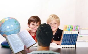 Un père enseignant avec ses enfants