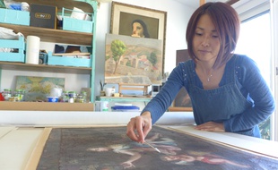 La conservatrice-restauratrice Yuka Iwahana offre une seconde vie aux tableaux.