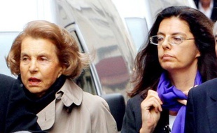 Quelques heures plus tôt, la journée avait été marquée par un autre coup de théâtre. Après deux demandes infructueuses, Françoise Bettencourt-Meyers a en effet obtenu d'une juge des Hauts-de-Seine qu'elle instruise une demande de mise sous tutelle de sa mère, Liliane Bettencourt.