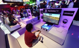 Des Américains testent la nouvelle console PlayStation à Los Angeles le 10 juin 2014