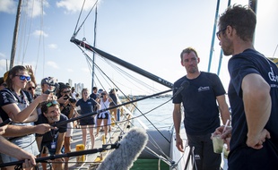 Thomas Ruyant (au centre) et Antoine Koch sont arrivés 4e de la Transat Jacques Vabre.