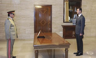 Bachar al-Assad intronise son nouveau ministre de la Défense dans des images de la télévision syrienne diffusées le 19 juillet 2012.