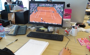 Illustration d'une personne regardant Roland Garros au travail, le 20 mai 2015.