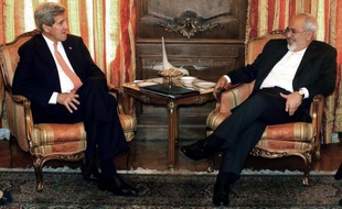 Le secrétaire d'Etat américain John Kerry (g) et le chef de la diplomatie iranienne Mohammad Javad Zarif aux Nations unies à New York le 27 avril 2015